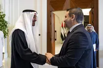 El presidente de EAU saluda al ministro sirio. (WAM)