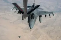 Aviones de combate F-16 sobrevuelan el Medio Oriente durante una patrulla. (Centcom)