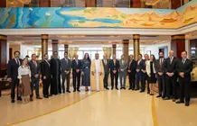 El gobernante de RAK posa con los embajadores latinoamericanos. (WAM)
