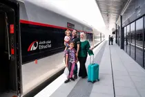 Una familia antes de subir al tren en la estaci&oacute;n de Al Faya. (Etihad Rail)