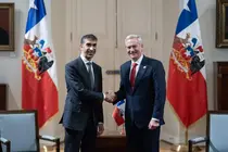 El ministro de EAU saluda al presidente de Chile. (WAM)