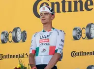 El ciclista Del Toro en el podio del Tour de Francia. (X)
