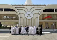 Funcionarios emirat&iacute;es ante el primer vertipuerto del mundo. (WAM)