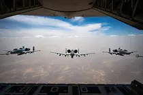 Fuerza A&eacute;rea de EEUU proporciona combustible a varias aeronaves de ataque A-10C. (Centcom)