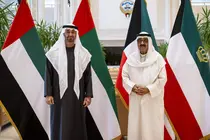 El presidente de EAU junto al emir de Kuwait. (WAM)