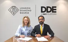 Un momento de la firma del Memorando de Entendimiento entre las bolsas de diamantes de Londres y Dub&aacute;i. (WAM)