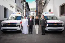Representantes de Emiratos y Ecuador posan con las ambulancias. (X)