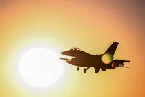 Un avi&oacute;n de combate F-16 de la Fuerza A&eacute;rea de EE.UU. despega de una base en Oriente Medio.. (Centcom)