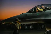 Un piloto de combate de la Fuerza A&eacute;rea de EE.UU. realiza verificaciones previas al vuelo en un avi&oacute;n de combate F-16. (Centcom)