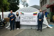 Representantes de EAU y Venezuela con la ayuda entregada. (WAM)