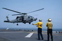 El buque de asalto anfibio USS Boxer apoya operaciones de vuelo d&iacute;a y noche desde el mar Ar&aacute;bigo. (Centcom)