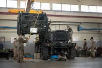marines de Estados Unidos cambian la transmisi&oacute;n en un veh&iacute;culo del Sistema de Cohetes de Artiller&iacute;a de Alta Movilidad mientras est&aacute;n desplegados en el Medio Oriente. (Centcom)