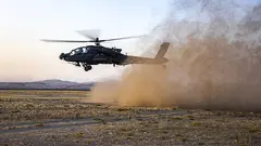 Un helic&oacute;ptero de ataque AH-64 Apache de EEUU despega en Oriente Medio. (Centcom)