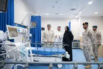 Primero por la izquierda, el jeque Mansour bin Zayed durante la visita al hospital. (WAM)