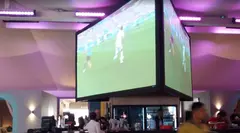 Un partido de f&uacute;tbol en un local de EAU. (EL CORREO)
