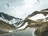 Carretera de monta&ntilde;a se adentra en los Alpes. (pxhere.com)