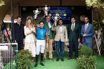 Representantes de EAU junto a organizadores y campeones de la jornada h&iacute;pica en San Sebasti&aacute;n. (WAM)