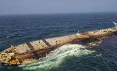 Buque Caroline Bezengi, con bandera de Camer&uacute;n, varado cerca de las islas Hallaniyat. (Fuente externa)