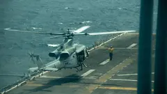 Un helic&oacute;ptero utilitario UH-1Y Venom despega de la cubierta de vuelo del USS Boxer en el Mar Ar&aacute;bigo. (Centcom)