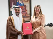 El embajador emirat&iacute; y la presidenta de Costa Rica. (WAM)