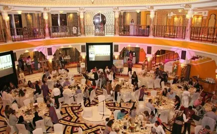 Vista panor&aacute;mica de un sal&oacute;n durante un iftar. (EL CORREO)