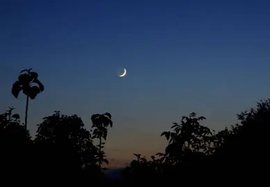La observaci&oacute;n de la luna en cuarto creciente marca el inicio del Ramad&aacute;n. (EL CORREO)