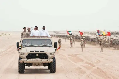 El presidente de EAU durante un desfile en Zayed Military City. (WAM)