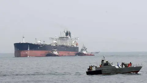 Lanchas de la Guardia Revolucionaria abordan el petrolero British Heritage en el Golfo Ar&aacute;bigo, el 11 de julio de 2019. (Fuente externa)