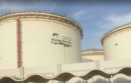 Tanques de petr&oacute;leo en el puerto de Fujairah. (EL CORREO)