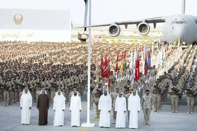 El gobernante de Ras Al Khaimah, y los l&iacute;deres de EAU en febrero de 2020 durante un homenaje a los miembros de las Fuerzas Armadas que participaron con la Coalici&oacute;n &Aacute;rabe en Yemen, en Zayed Military City. (Ministerio de Asuntos Presidenciales)