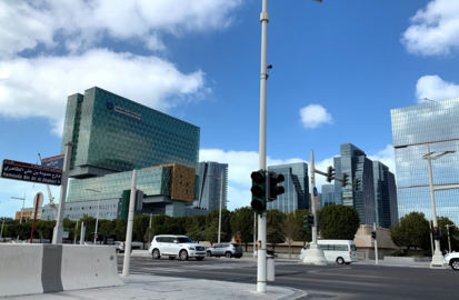 En primer término la clínica Cleveland en Abu Dhabi. (EL CORREO)