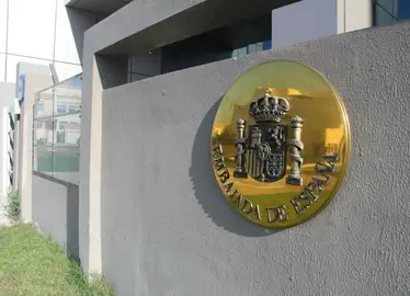 Detalle de la fachada exterior de la Embajada de Espa&ntilde;a en Abu Dhabi. (EL CORREO)