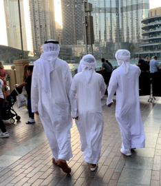 A modo ilustrativo, ciudadanos emirat&iacute;es en Dubai. (EL CORREO)