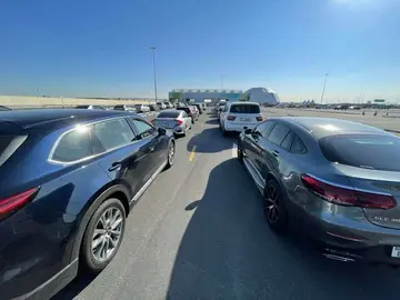 Colas ante centro de pruebas PCR situado en el World Parking de Expo 2020 Dubai. (EL CORREO)