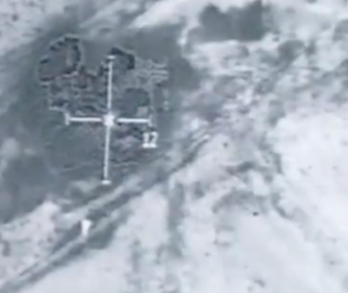 Una captura del vídeo de la destrucción del sitio desde donde se lanzas los misiles en Yemen. (Ministerio de Defensa de EAU)