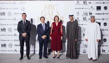 De izquierda de drecha, presidente del SBC, embajador de España en EAU, ministra de Industria de España, ministro de Estado de Comercio Exterior de EAU y el embajador de Emiratos Árabes en España. (SBC)