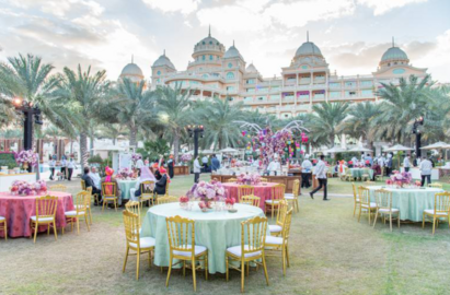 Mesas preparadas para una lujosa boda en Dubai. (Fuente externa)
