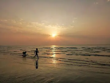 Ni&ntilde;os juegan en una playa de Emiratos &Aacute;rabes. (EL CORREO)