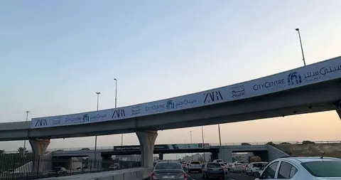 Carretera entre Sharjah y Dub&aacute;i. (EL CORREO)