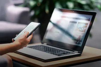 Una imagen a modo ilustrativo de m&oacute;vil y port&aacute;til. (Fuente externa)