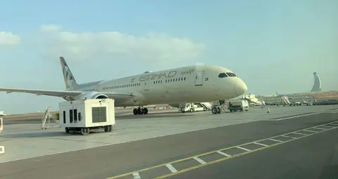 Un avi&oacute;n de Etihad en el aeropuerto de Abu Dhabi. (EL CORREO)
