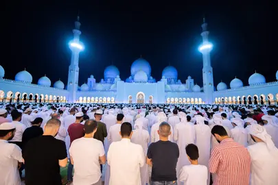 Fieles durante el rezo en Abu Dhabi. (WAM)