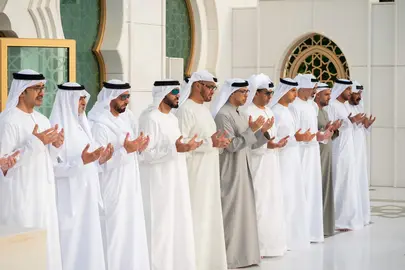 El presidente de Emiratos y otras personalidades durante rezos en la Gran Mezquita de Abu Dhabi. (WAM)