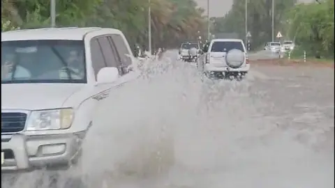 Una carretera de EAU inundada por la lluvia. (Twitter)