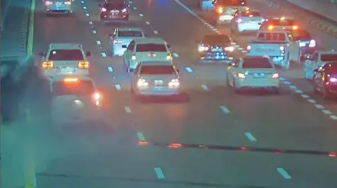 Una captura de pantalla de un v&iacute;deo de accidente difundido por la Polic&iacute;a de Abu Dhabi.