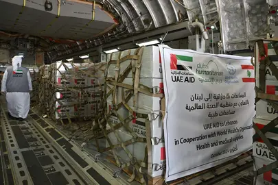 Carga de ayuda emirat&iacute; en un avi&oacute;n. (WAM)