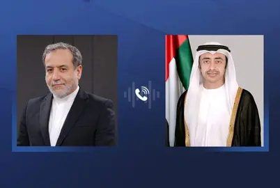 Los ministros de Exteriores de Ir&aacute;n -izquierda- y Emiratos &Aacute;rabes. (WAM)