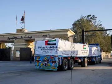 Un camión de ayuda emiratí con destino a Gaza. (WAM)