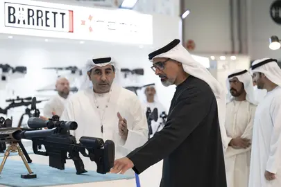 El jeque Khaled bin Mohamed bin Zayed Al Nahyan, pr&iacute;ncipe heredero de Abu Dabi y presidente del Consejo Ejecutivo del emirato, durante su visita a la 22 Exposici&oacute;n Internacional de Caza y Ecuestre de Abu Dhabi. (WAM)
