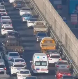 Una ambulancia entre intenso tráfico en Dubai. (Instagram)